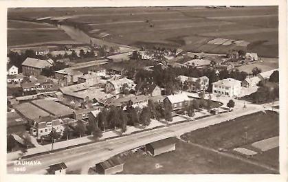KAUHAVA
Veljekset KarhumÃ¤en kortti, kuva no. 1340. Kuva on otettu v. 1937. Kuvassa on aseman seutua, edessÃ¤ vasemmalla alareunassa on postitalo, valkoinen kaksikerroksinen talo oikealla on Heino & Vierulan liiketalo, Lauttamusta taustalla. Kortti on kulkenut kenttÃ¤postissa 1.5.1940, eli talvisota on jo pÃ¤Ã¤ttynyt.
