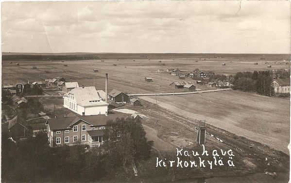 KAUHAVA
Kirkontornista otettu kuva koilliseen v. 1926 tai 1927. Vaalea rakennus on meijeri ja sen takana oleva vaaleakattoinen talo on Kustaa SalonperÃ¤n talo, joka valmistui v. 1926. Oikealla oleva tumma valkoikkunakehyksinen talo oli Iisakki JÃ¤rvenpÃ¤Ã¤n puukkotehdas, talo paloi vuonna 1957 ja uusi tehdas rakennettiin sitten kirkon lÃ¤hettyville Passiin.
