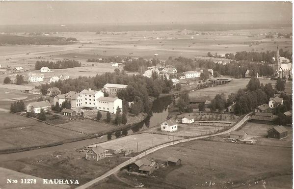 KAUHAVA
Veljekset KarhumÃ¤en kortti, kuva no. 11278 vuodelta 1955. Kirkko oikealla, yhteiskoulun vaaleat rakennukset vasemmalla. Kortin on lÃ¤hettÃ¤nyt v. 1956 sotavÃ¤essÃ¤ oleva poika Halliin, mainitsee, ettÃ¤ tulee lomalle ja laittakaa rahaa tililleni...
