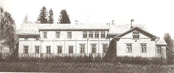 KAUHAVA
KirkonkylÃ¤n vanha kansakoulu. TÃ¤mÃ¤ koulurakennus rakennettiin v. 1877. 
