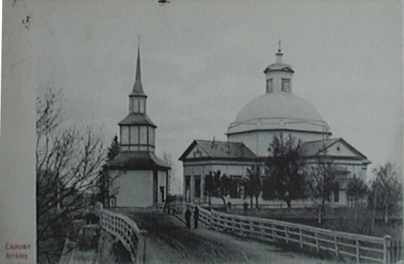 Lapuan kirkko
Kortti on postitettu Valkeakoskelta Helsinkiin 28.VII.08. LÃ¤hettÃ¤jÃ¤ I. K on vieraillut Lapualla muistorikkailla juhlilla. Kortti on Jaakko Hissan tuotantoa 1900-luvun alkupuolelta.
