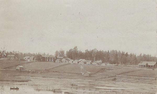Kauhava, MÃ¤kijÃ¤rven talon rakennukset noin vuonna 1900. Vasemmalta ensin tuulimylly, sitten meijeri, kÃ¤rrylato, vilja-aittoja, talo ja sen takana toinen talo, jossa oli talon palvelusvÃ¤en asunnot. Sittten on ilmeisesti sauna ja pitkÃ¤ rivi aittoja ym. Takana puulato. Oikealla viimeisenÃ¤ riihi. EdessÃ¤ on jÃ¤rven rannalla kaksi heinÃ¤latoa.
