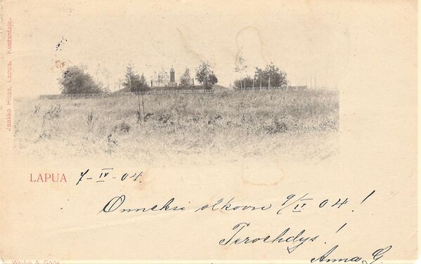 Lapua, muistomerkki
Kortti noin vuodelta 1900, kustantaja Jaaakko Hissa, Lapua. Vastaanottaja on Rautatiekirjuri Herra Otto Sarinen, Hiitola. LÃ¤hettÃ¤jÃ¤ kirjoittaa: "Lapua 4.IV.04. Onneksi olkoon 9.IV.04!" Postileima on Lapua 7.IV.04 kello 9.
