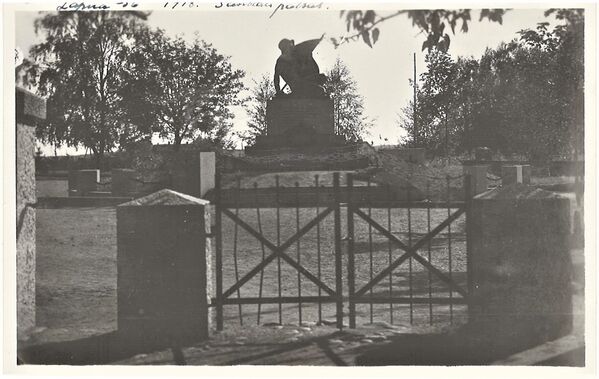 Lapua Sankaripatsas
Lapuan Sankaripatssas. Kortti: J SyvÃ¤oja N:o 9/36. Ei ole kulkenut postissa. Kortin pÃ¤Ã¤llÃ¤ kirjoitus Lapua -36. 1918. Sankaripatsas.
