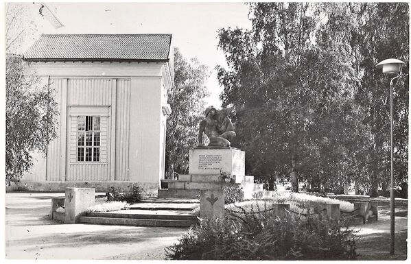 Lapua, Sankaripatsas
Ilma-Foto, Lohja tuottanut kortin. Ei ole kulkenut postissa. 1960-luvulta.
