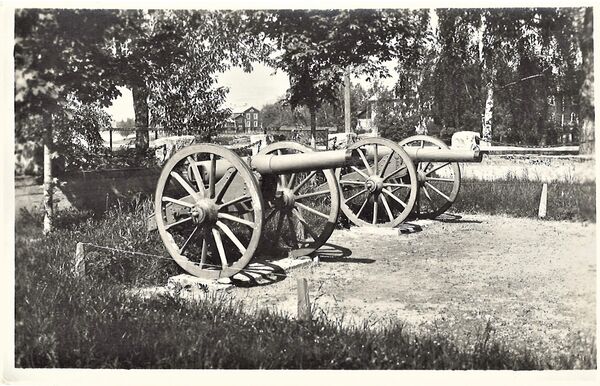 Lapua, kirkkomaan tykit
Vuoden 1918 taistelujen tykit. J SyvÃ¤ojan tuotantoa oleva kortti. Ei ole kulkenut postissa.
