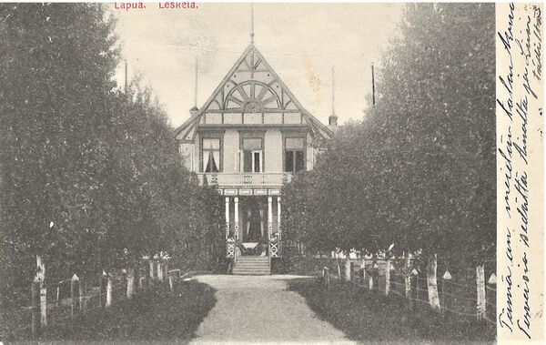 Lapua. LeskelÃ¤. 
Vuonna 1897 kauppias Matti Aukusti Hautanen rouvineen rakensi tÃ¤mÃ¤n talon LeskelÃ¤n maille, siitÃ¤ nimi talolle. Hautasten jÃ¤lkeen talossa toimi mm. Lottta SvÃ¤rd, "Lottahovi". Kunta omisti talon Hautasten jÃ¤lkeen ja Lotta SvÃ¤rdin jÃ¤lkeen uudelleen. Lapuan kaupunki kunnosti talon vuonna 1997 ja siitÃ¤ tuli Hautasen koulu, harjaantumiskoulu. Kortti on postitettu 8.VII.13, Ilmajoelle Neiti Siiri Hjeltille, lÃ¤hettÃ¤jÃ¤ kertoo ettÃ¤ tÃ¤mÃ¤ on meidÃ¤n talo. TerveisiÃ¤ Ainolta ja Liisa-tÃ¤dilta.
